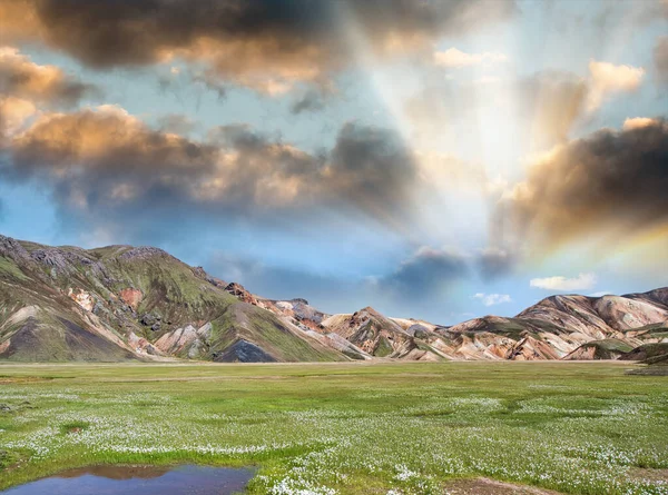 Bjerge og klipper i Landmannalaugar, Island på en solrig dag - Stock-foto