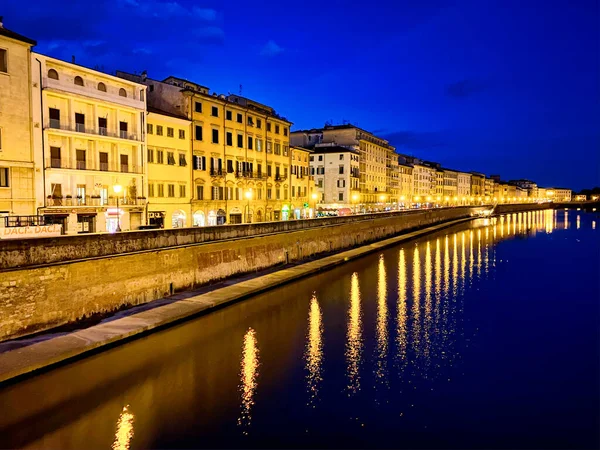 Lungarni de Pisa por la noche, Toscana, Italia —  Fotos de Stock