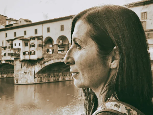 Mujer mirando el Puente Viejo de Florencia — Foto de Stock