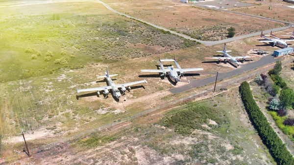 Vista aérea superior hacia abajo de las aeronaves antiguas ligeras estacionadas simétricas — Foto de Stock