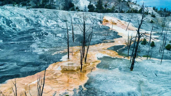 Yellowstone Mammoet Hot Springs, bovengronds zicht op rotsen a — Stockfoto