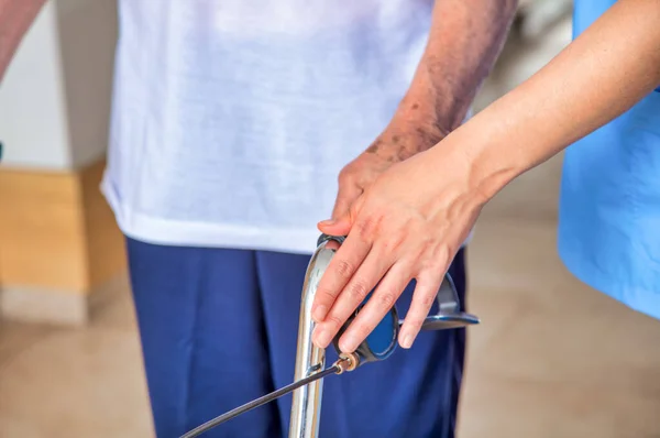 Ältere Menschen werden von Krankenschwester im Krankenhaus betreut — Stockfoto