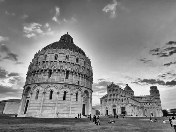 PISA, ITÁLIA - 27 DE SETEMBRO DE 2019: Campo dos Milagres ao pôr-do-sol — Fotografia de Stock