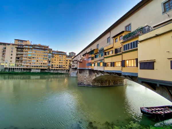 Puente Viejo y Florencia Lungarni al atardecer, Italia —  Fotos de Stock
