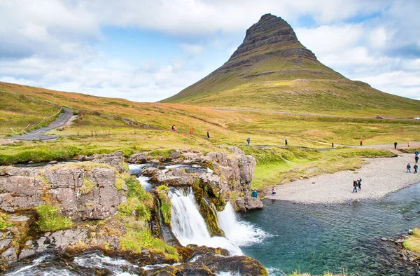 Kirkjufell berg och vattenfall, Snaefellnes halvö, Icel — Stockfoto