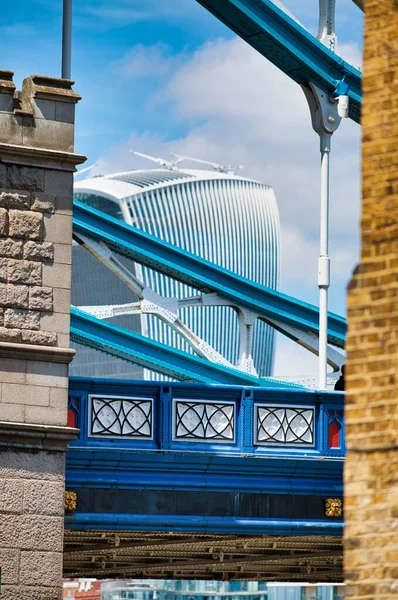 Moderne gebouwen van Londen omlijst door Tower Bridge, Verenigd Koninkrijk — Stockfoto