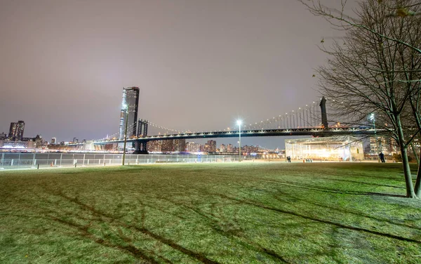 Brooklyn 'den New York' taki Manhattan Köprüsü 'nün gece manzarası — Stok fotoğraf