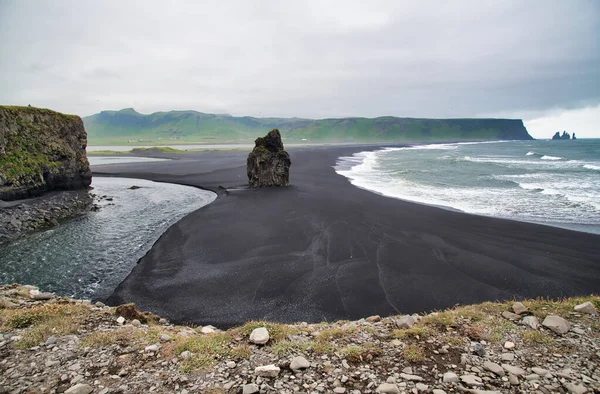 Reynisfjara Black Beach em uma manhã nublada de verão, Islândia — Fotografia de Stock