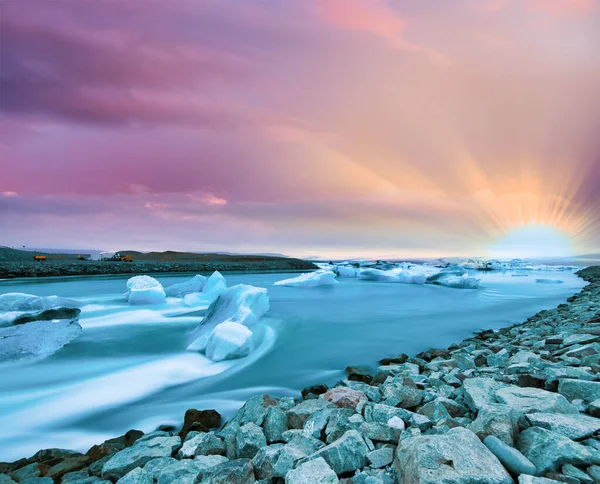 Vista borrosa de exposición prolongada de icebergs por la noche en Jokulsarlon L — Foto de Stock