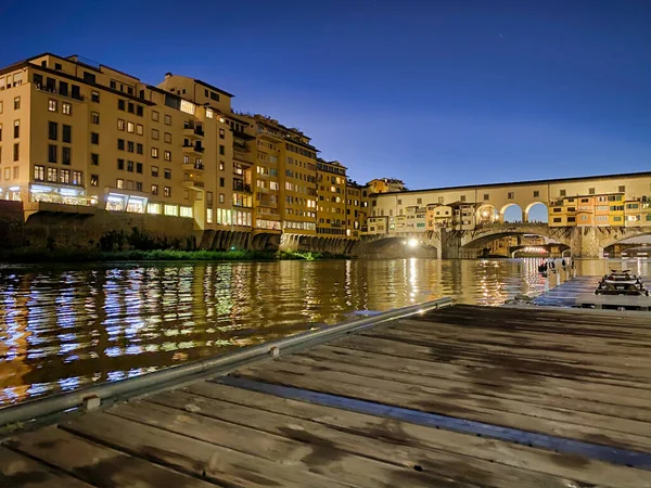 Puente Viejo y Florencia Lungarni por la noche. Paisaje urbano panorámico i —  Fotos de Stock