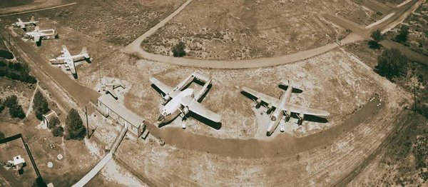 Vista aérea aérea do parque aéreo com aeronaves antigas alinhadas . — Fotografia de Stock