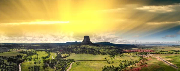 夏の悪魔の塔国立記念碑のパノラマの空中風景 — ストック写真
