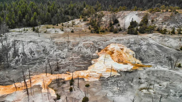 Yellowstone Mamut Hot Springs, vista aérea de rocas a — Foto de Stock