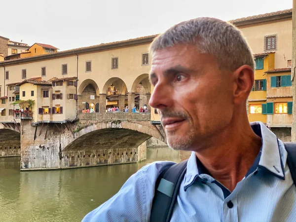 Muž Hledící Florencijský Starý Most — Stock fotografie