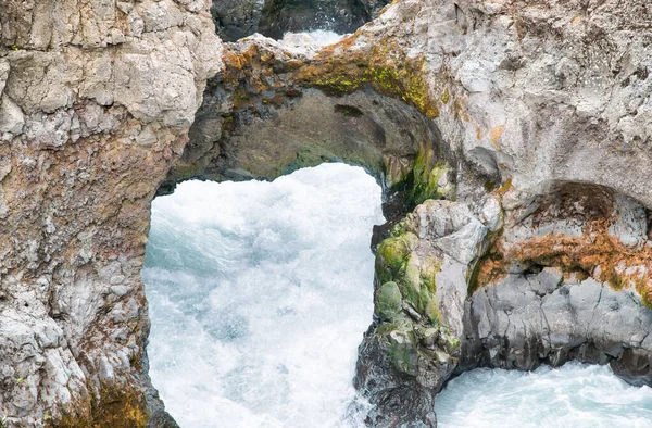 Erstaunliche Bogen über die Wasserfälle von hraunfossar und barnafoss, i — Stockfoto