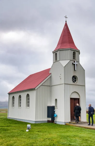Gökyüzü bulutlu Glaumbaer Kilisesi, İzlanda — Stok fotoğraf