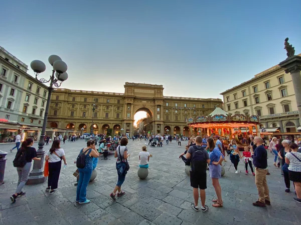Firenze, Olaszország - 2019. szeptember 26.: Panoráma a Köztársaságra — Stock Fotó
