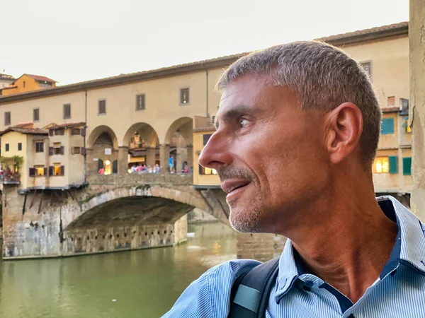 Muž hledící na Florencijský starý most — Stock fotografie