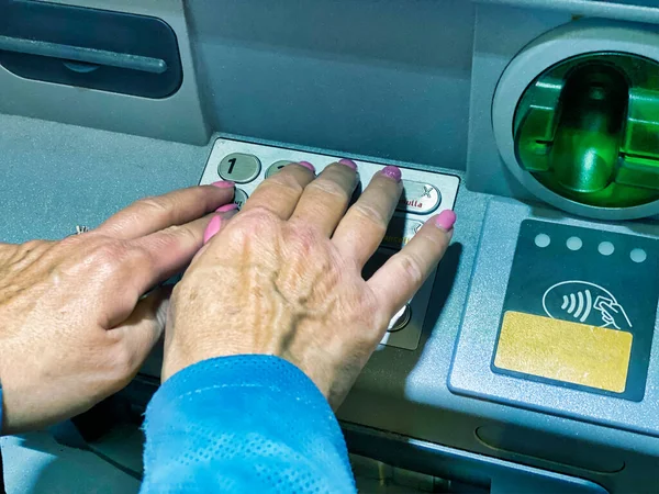 Жінки забирають гроші в банкоматі. — стокове фото