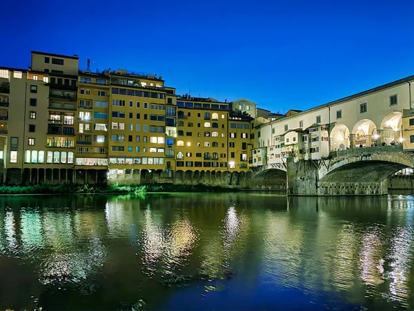 Old Bridge et Florence Lungarni la nuit. Paysage urbain panoramique i — Photo