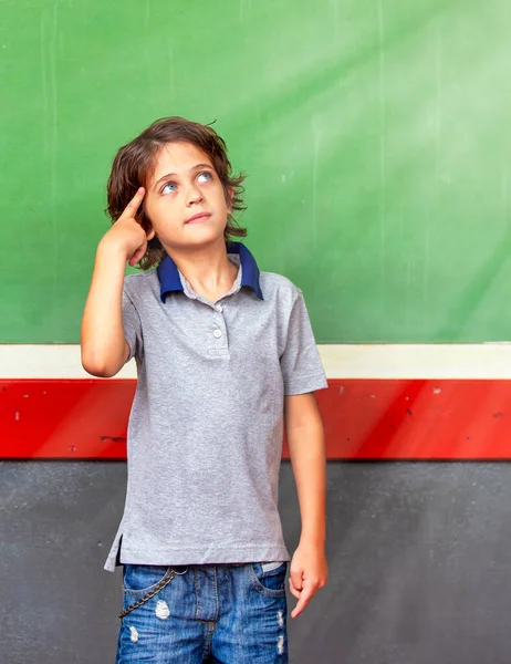 Garoto Caucasiano Escola Primária Frente Quadro Verde — Fotografia de Stock