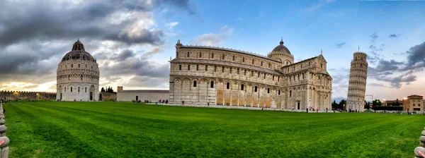 Catedral de Pisa ao pôr do sol, Campo dos Milagres, Toscana, Itália — Fotografia de Stock