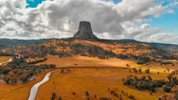Torre del Diablo Monumento Nacional y paisaje circundante en suma — Foto de Stock