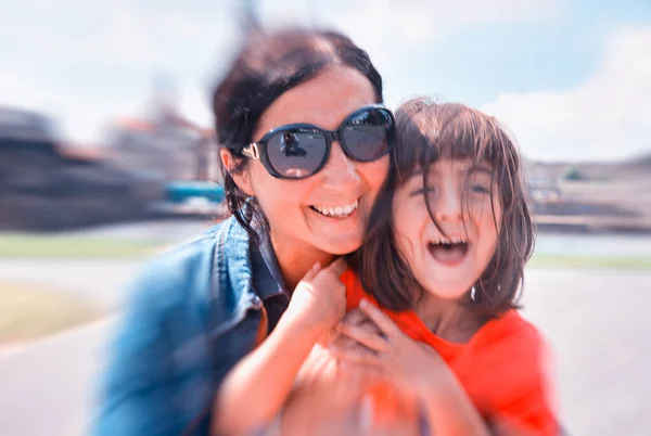 Smiling faces of youg girl and her mother during a city visit. H — Stock Photo, Image