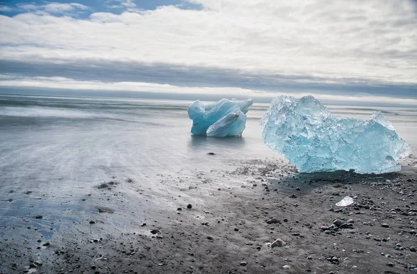 Suddig lång exponering vy av isberg rör sig i Jokulsarlon Lag — Stockfoto