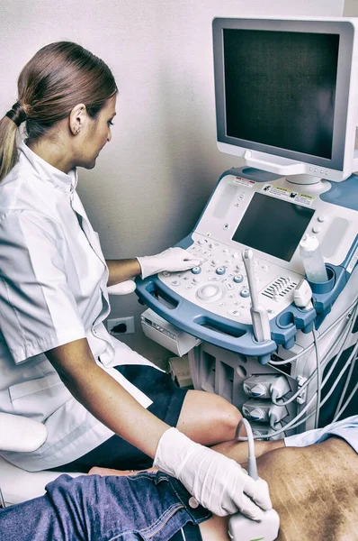 病院での腹超音波検査自信のある女性医師と高齢患者 — ストック写真