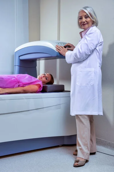 在医院接受医疗扫描的妇女 — 图库照片
