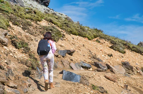 Visão Traseira Mulher Trekking Landmannalaugar Islândia — Fotografia de Stock