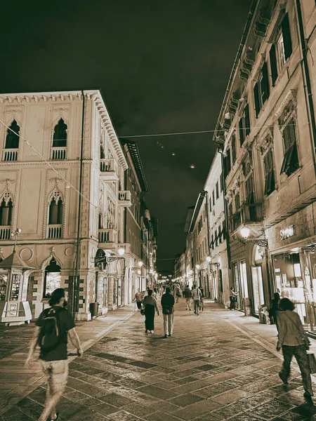 PISA, ITALY - 27 сентября 2019 года: Corso Italia с туристами в — стоковое фото