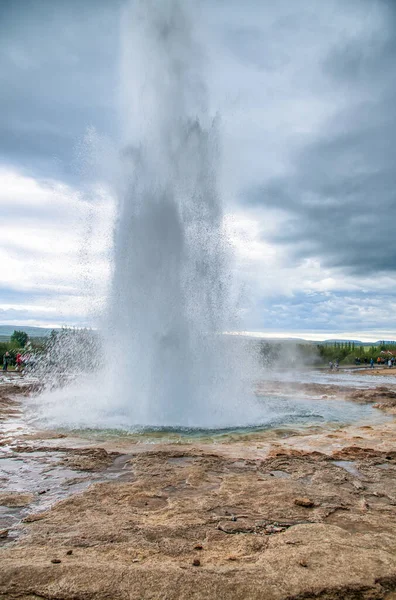 Injeção de plástico em Strokkur, Islândia — Fotografia de Stock