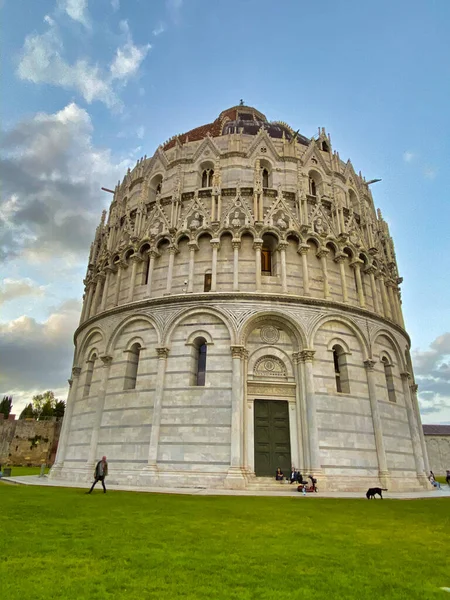 Baptistery of Pisa at sunset, Field of Miracles, Tuscany, Italy — Stock Photo, Image