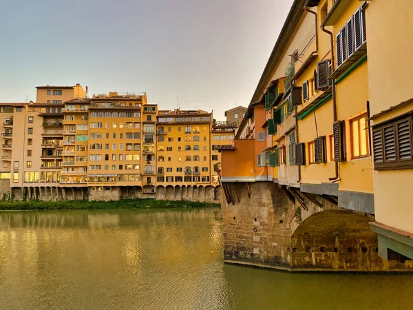 Puente Viejo y Florencia Lungarni por la noche. Paisaje urbano panorámico i —  Fotos de Stock