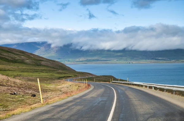 Hermosa carretera alrededor de un fiordo cerca de Akureyri, Islandia —  Fotos de Stock