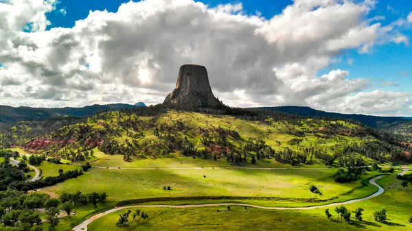 Devil's Tower National Monument and surrounding landscape in sum — Stock Photo, Image