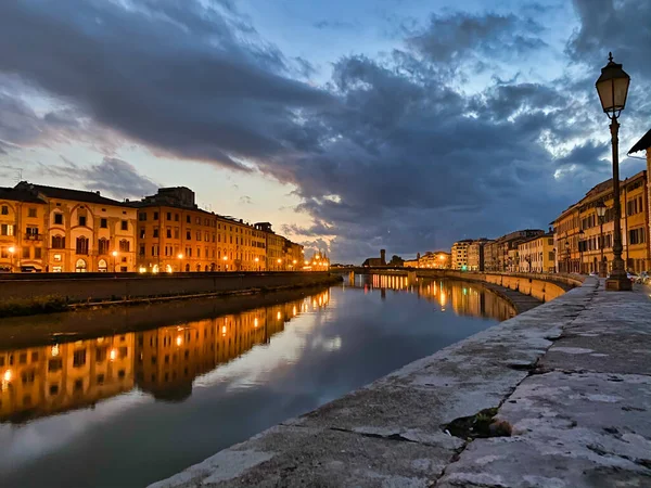 Lungarni di Pisa di notte, Toscana, Italia — Foto Stock