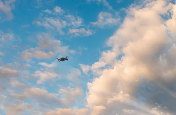 Zwarte drone in de blauwe lucht. Vrijheid — Stockfoto