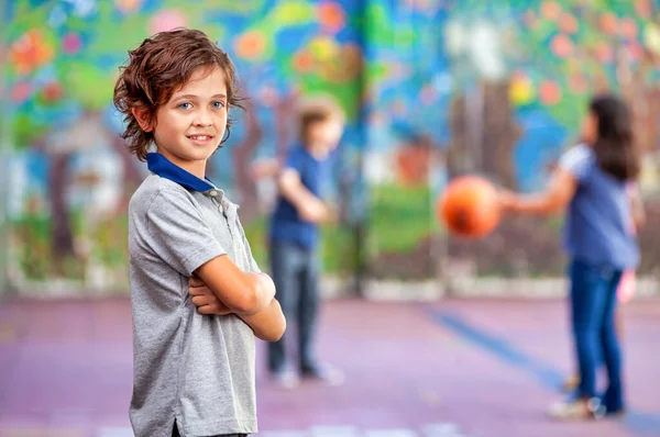 Självsäker Kaukasisk Ung Pojke Skolan Efter Klasskamrater Som Spelar Sport — Stockfoto