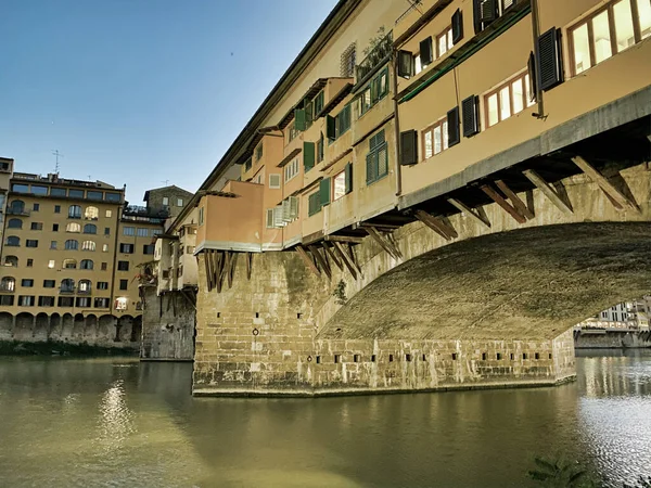 Puente Viejo y Florencia Lungarni por la noche. Paisaje urbano panorámico i —  Fotos de Stock