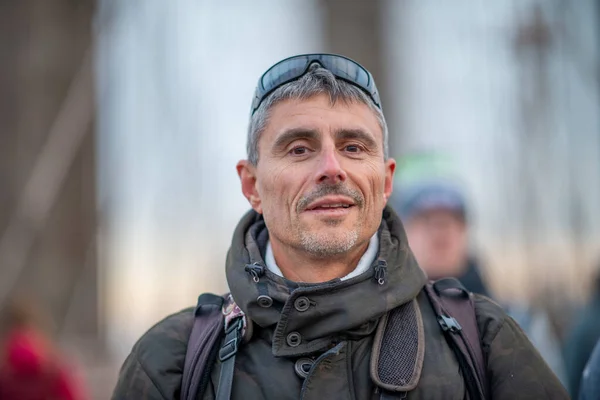 Happy Man steekt Brooklyn Bridge over in New York City — Stockfoto