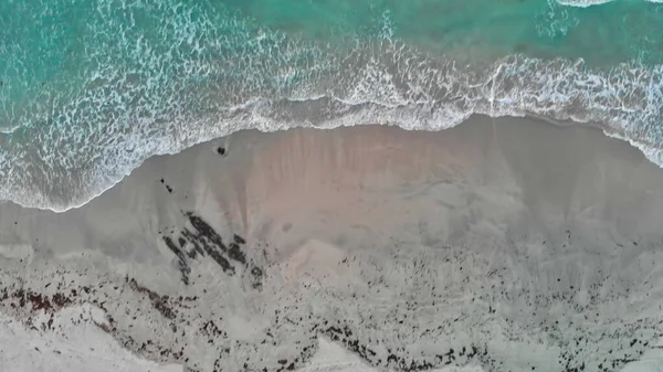 Flygfoto nedåt från ovan vid vågor som krossar på en sandbea — Stockfoto
