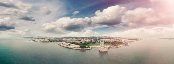 Panoramisch uitzicht op de Belemtoren van Lissabon en het stadsgezicht bij de zon — Stockfoto