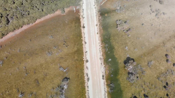 Pantanos de la isla Canguro y camino sin pavimentar, vista aérea, Aust Sur — Foto de Stock