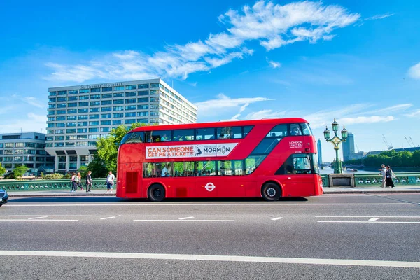 ЛОНДОН, Великобритания - 29 июня 2015 г.: Double Decker Bus is a famous touris — стоковое фото