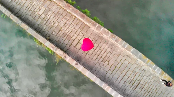 Вид сверху на мост Дьявола, Лукка. Красное сердце... — стоковое фото