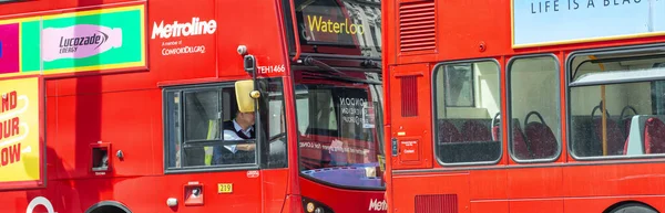 LONDRES - JULIO 2015: El autobús rojo de dos pisos acelera a lo largo de la ciudad — Foto de Stock