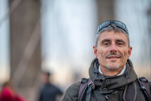 Homme heureux traversant le pont de Brooklyn à New York — Photo